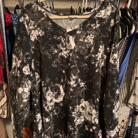 XL Blk floral L/S top LuLaRoe - Picture 2 of 3